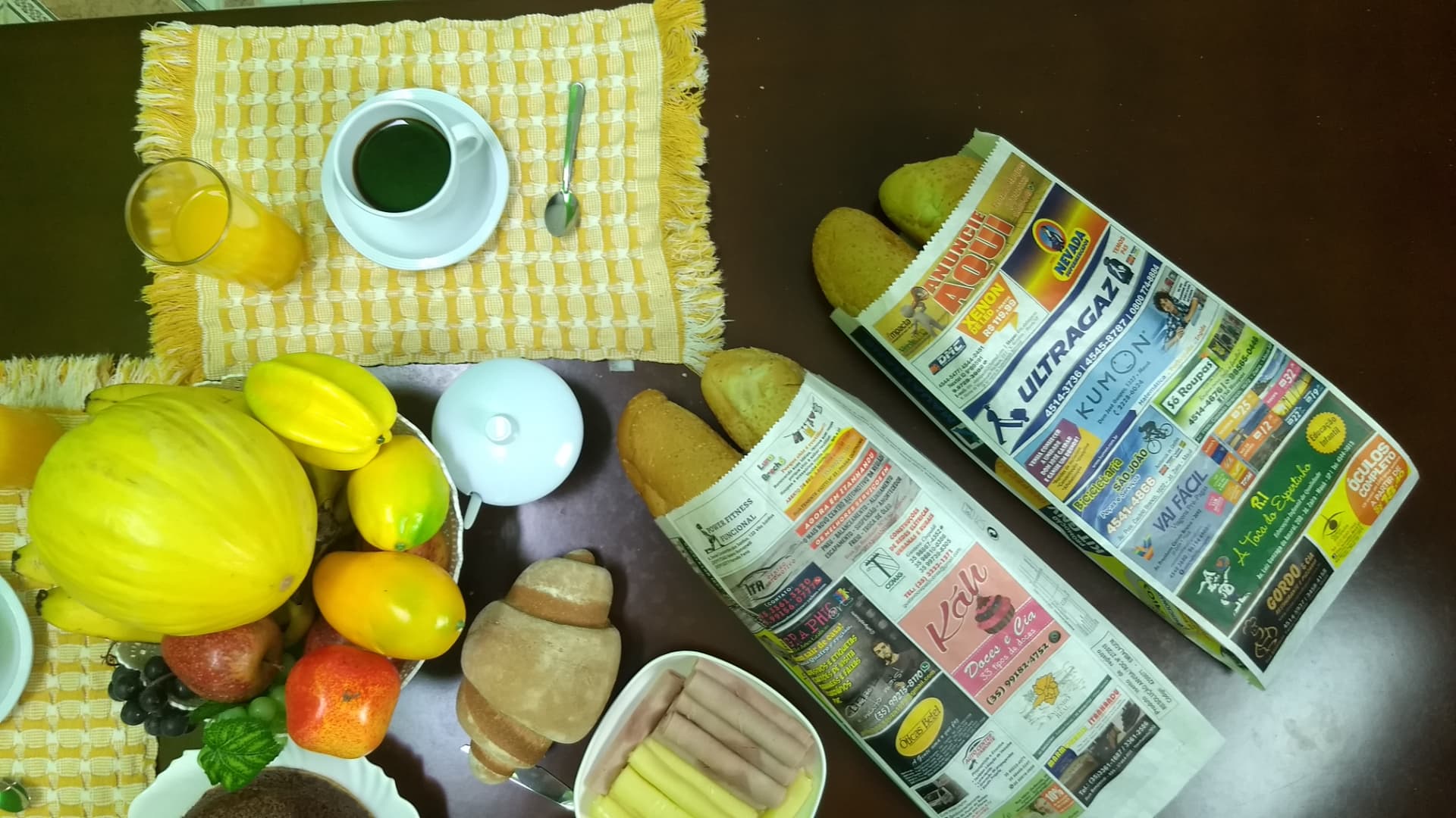 Sacos de pão com diferentes espaços de comunicação em mesa de café