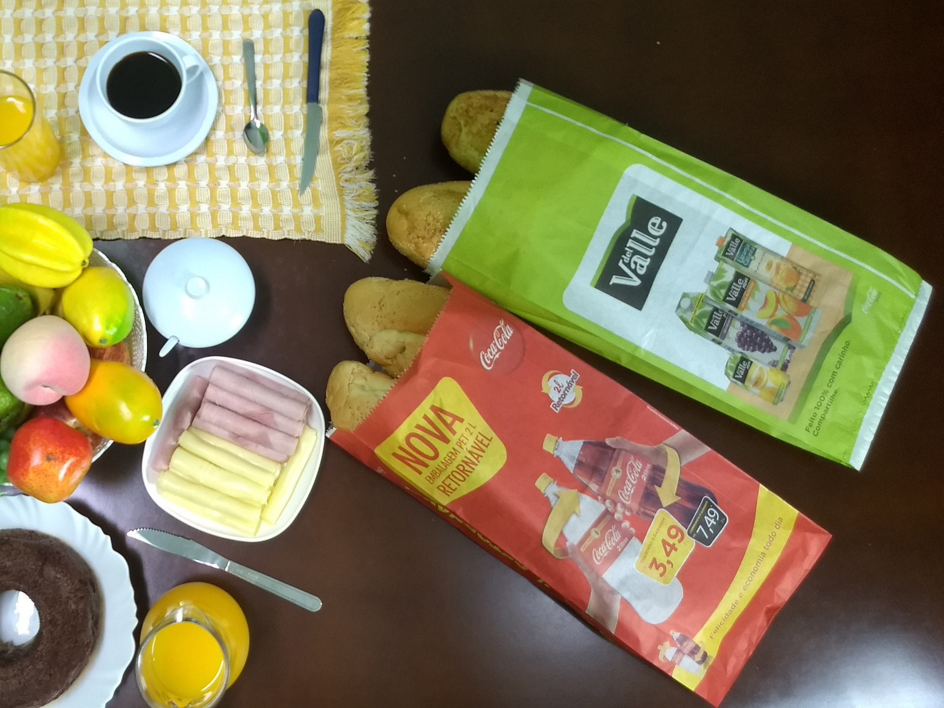 Sacos de pão em uma mesa de café da manhã